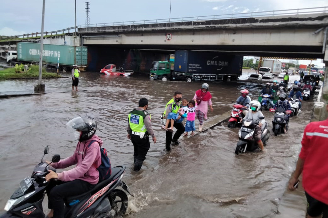 Semarang Banjir, Polisi...