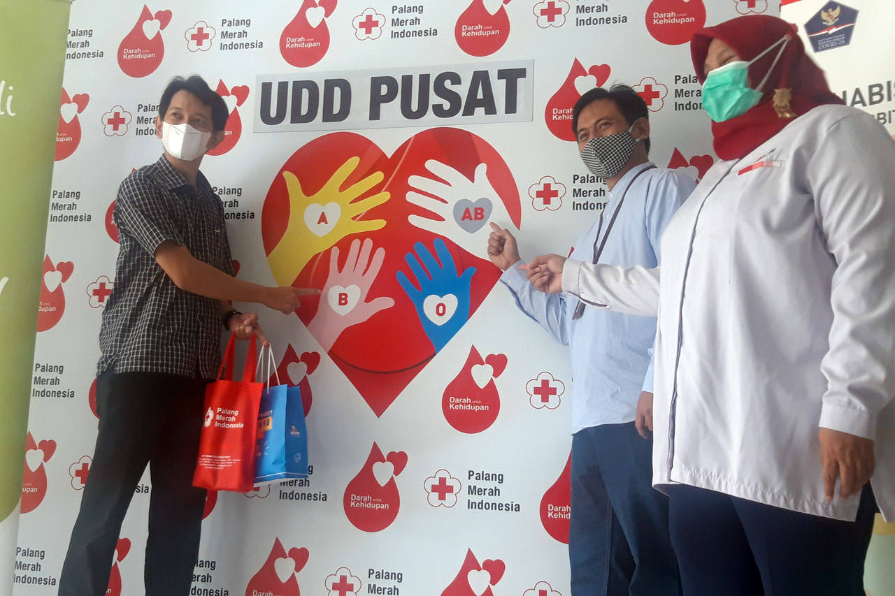 ACC Serahkan Bantuan...