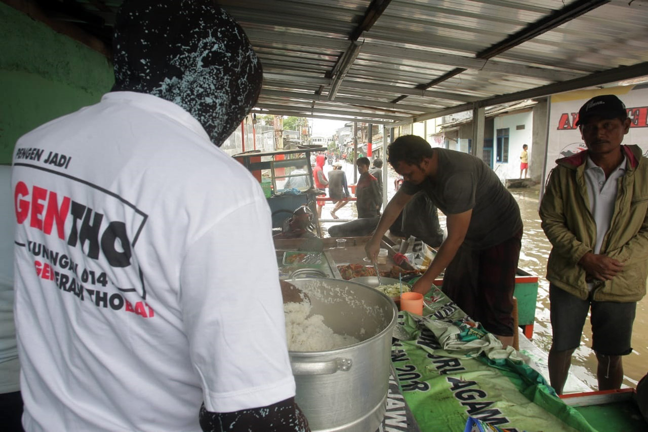 Relawan Dirikan Dapur...