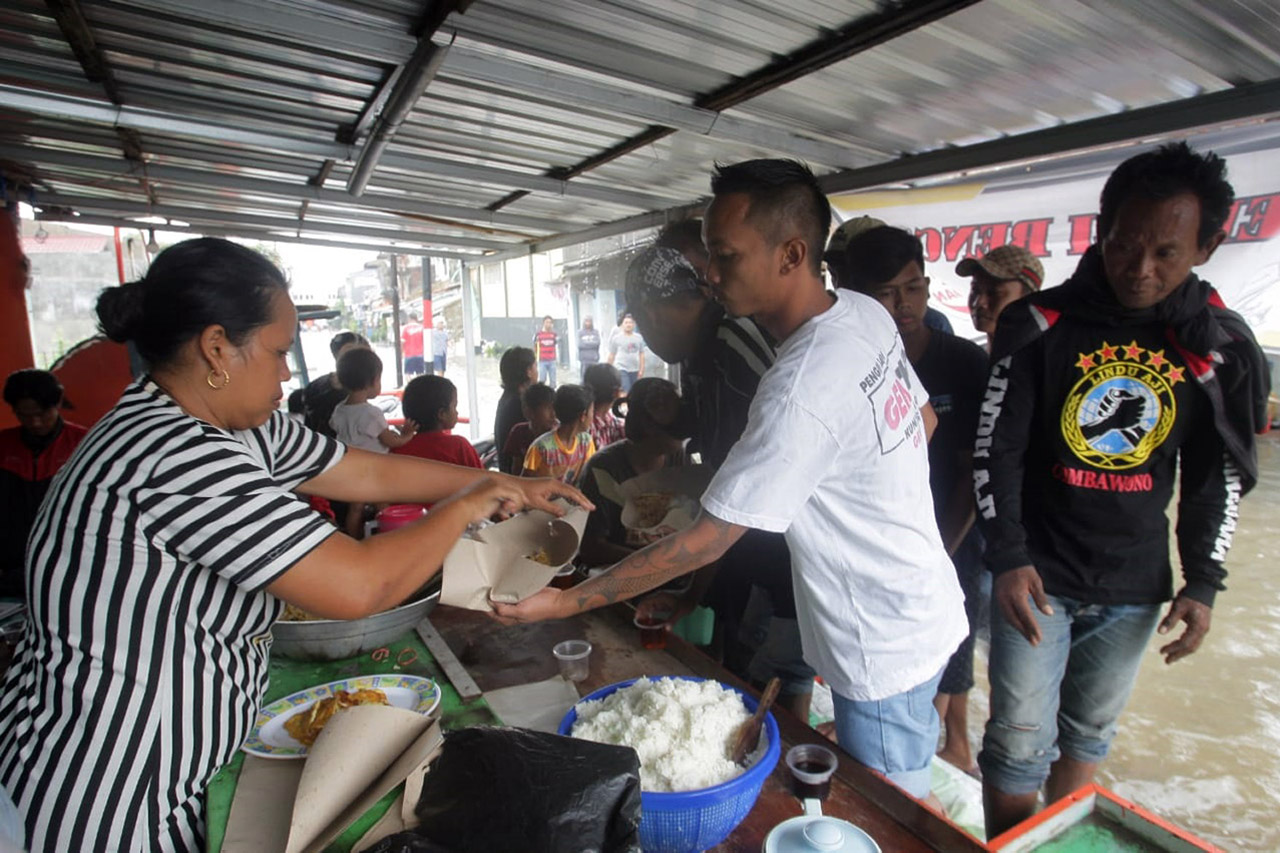 Relawan Dirikan Dapur...