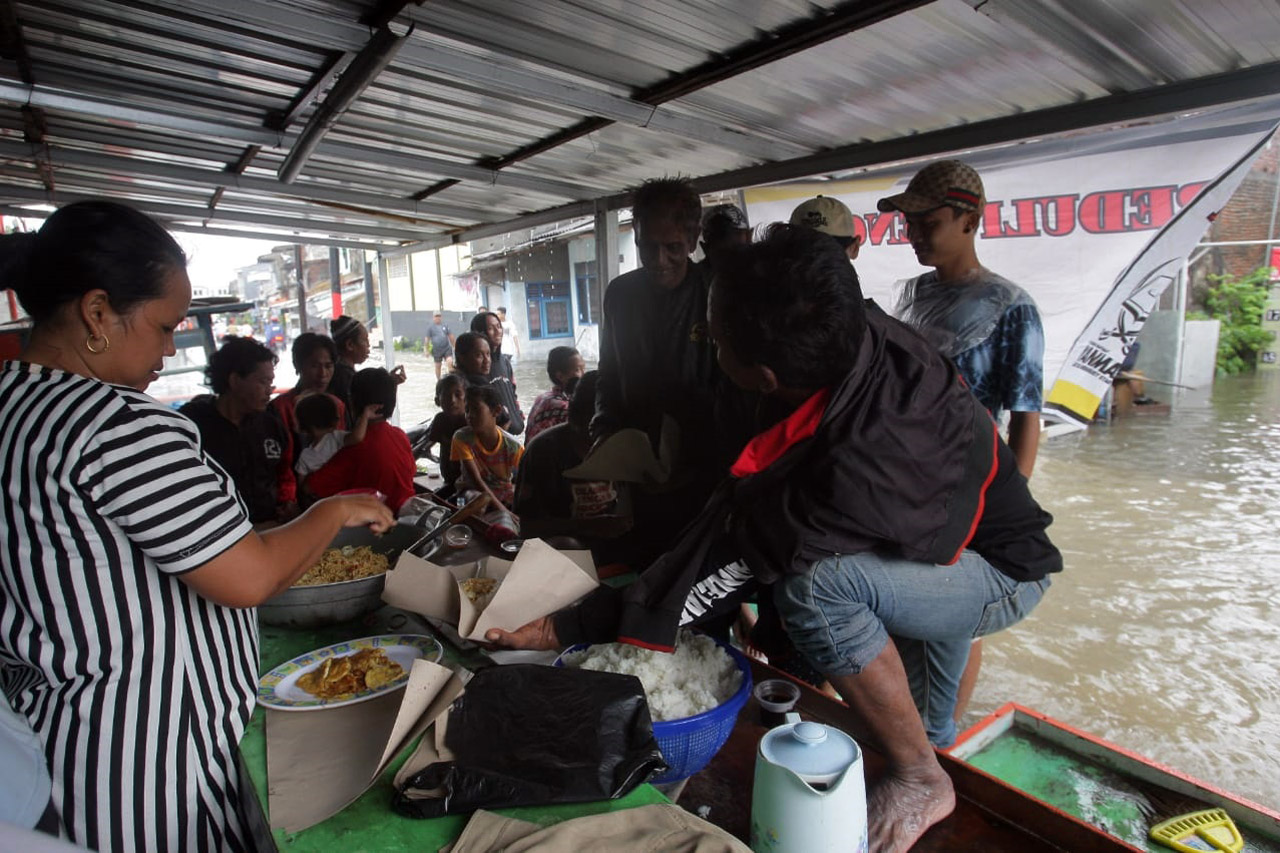 Relawan Dirikan Dapur...
