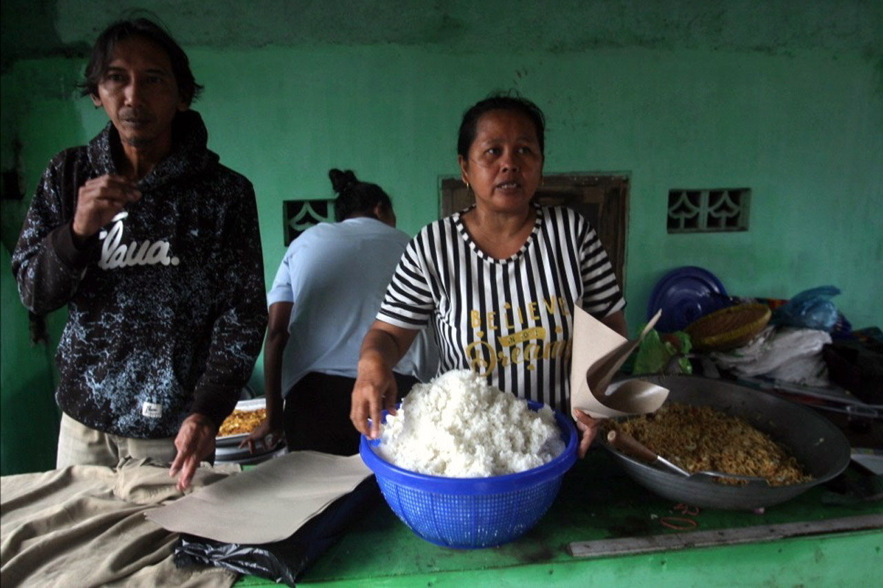 Relawan Dirikan Dapur...