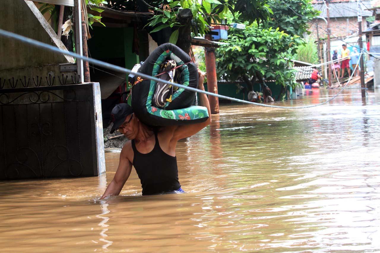Sungai Ciliwung Meluap,...