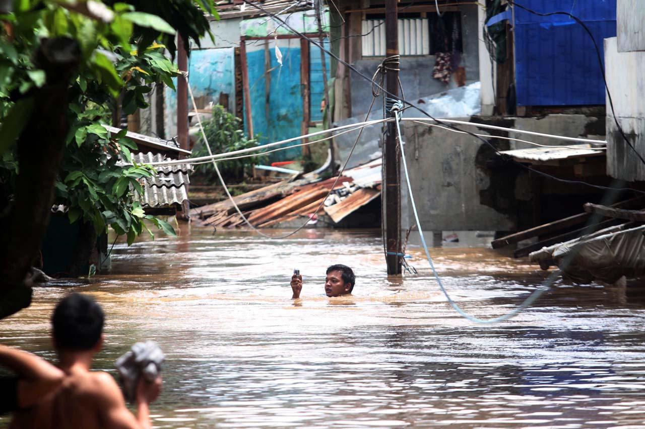 Sungai Ciliwung Meluap,...