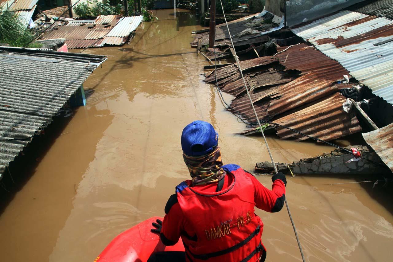 Sungai Ciliwung Meluap,...
