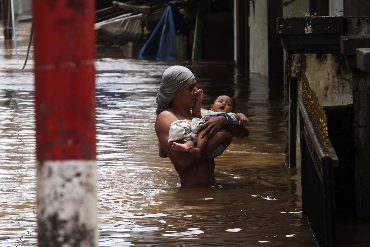 Sungai Ciliwung Meluap,...