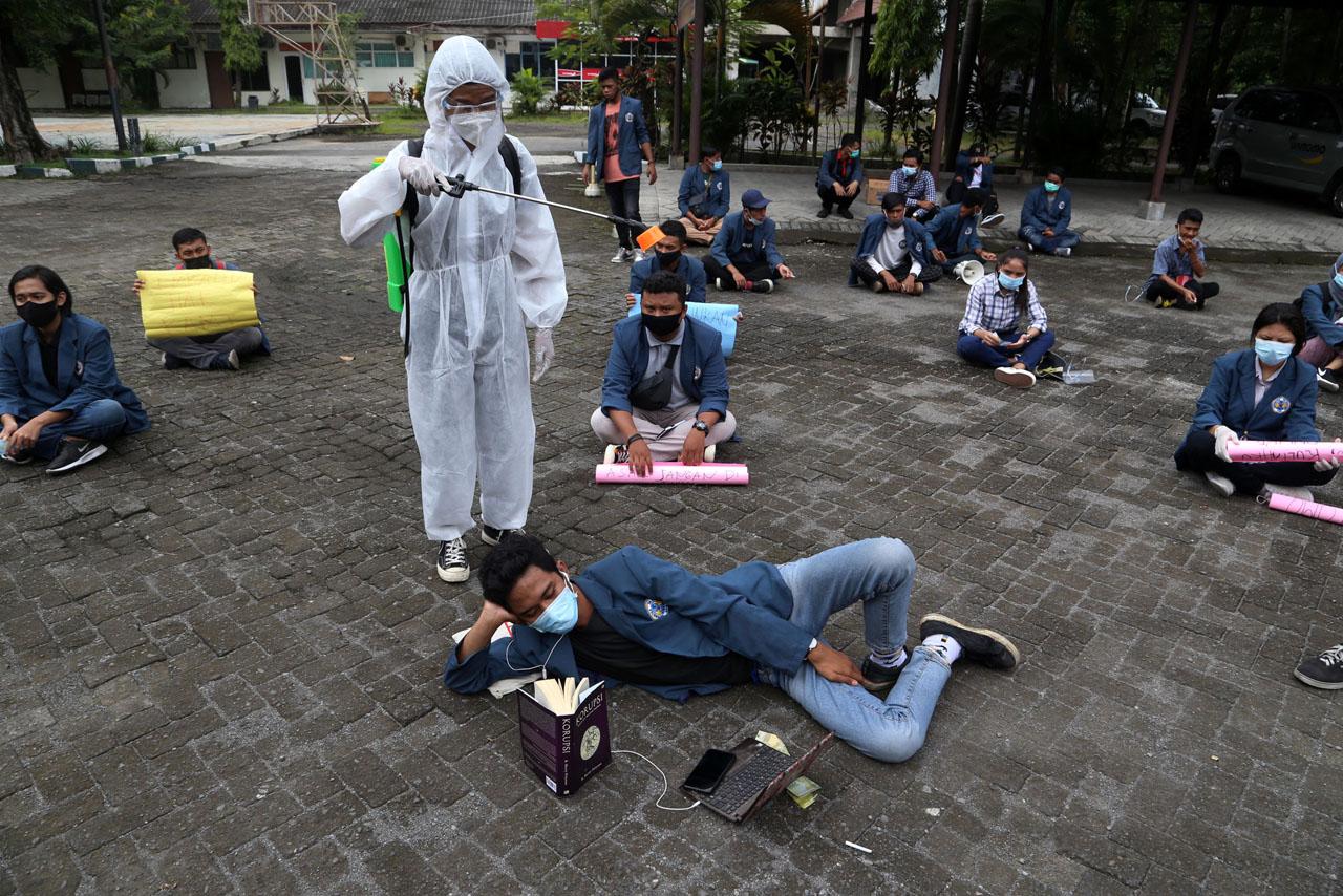 Mahasiswa Unitomo Protes...