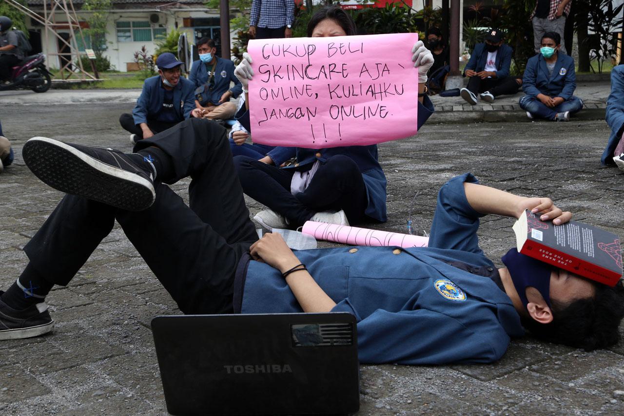 Mahasiswa Unitomo Protes...
