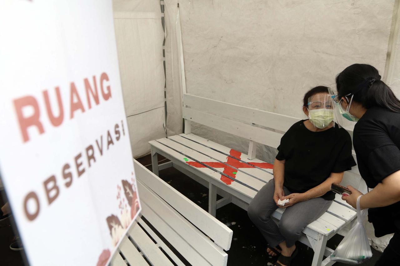 Vaksinasi Tenaga Kesehatan...