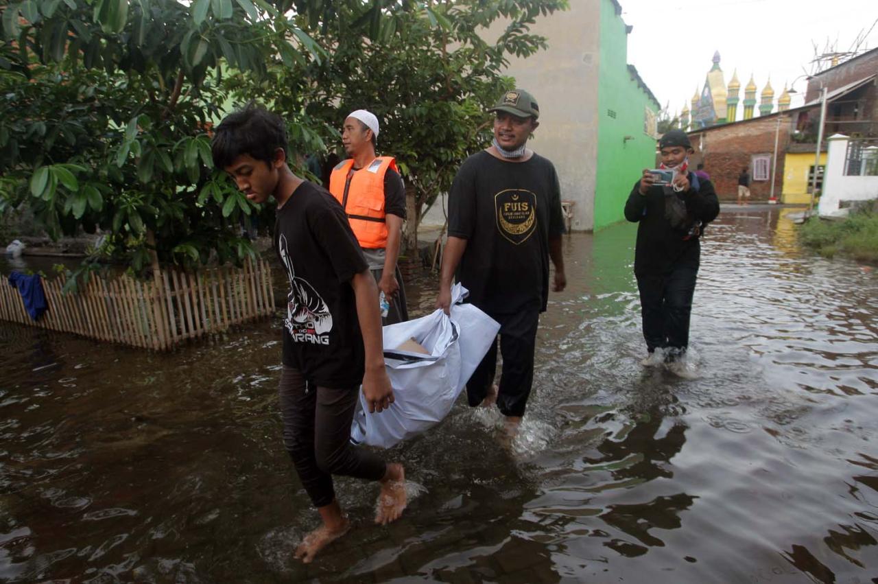 Relawan Pemuda Salurkan...