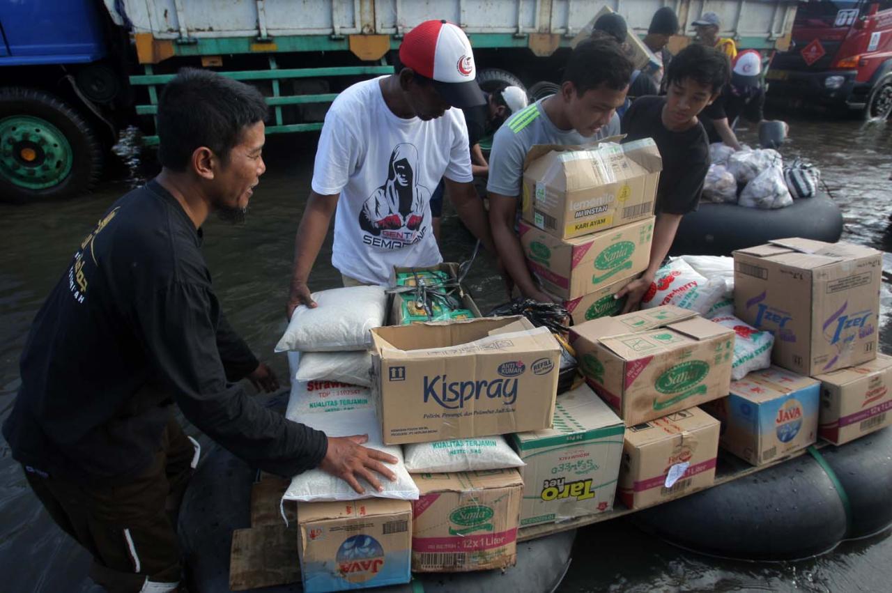 Relawan Pemuda Salurkan...