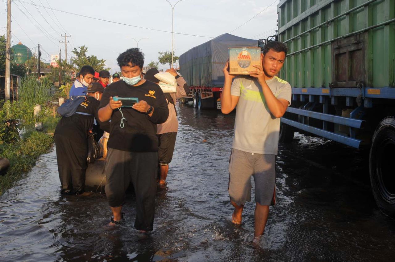 Relawan Pemuda Salurkan...