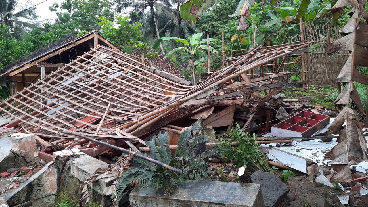 Gedung Sekolah Ambruk...