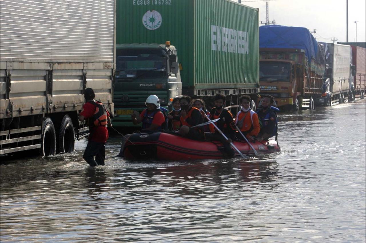 Banjir Kaligawe Masih...