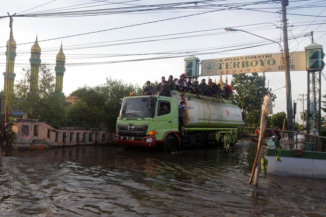 Banjir Kaligawe Masih...