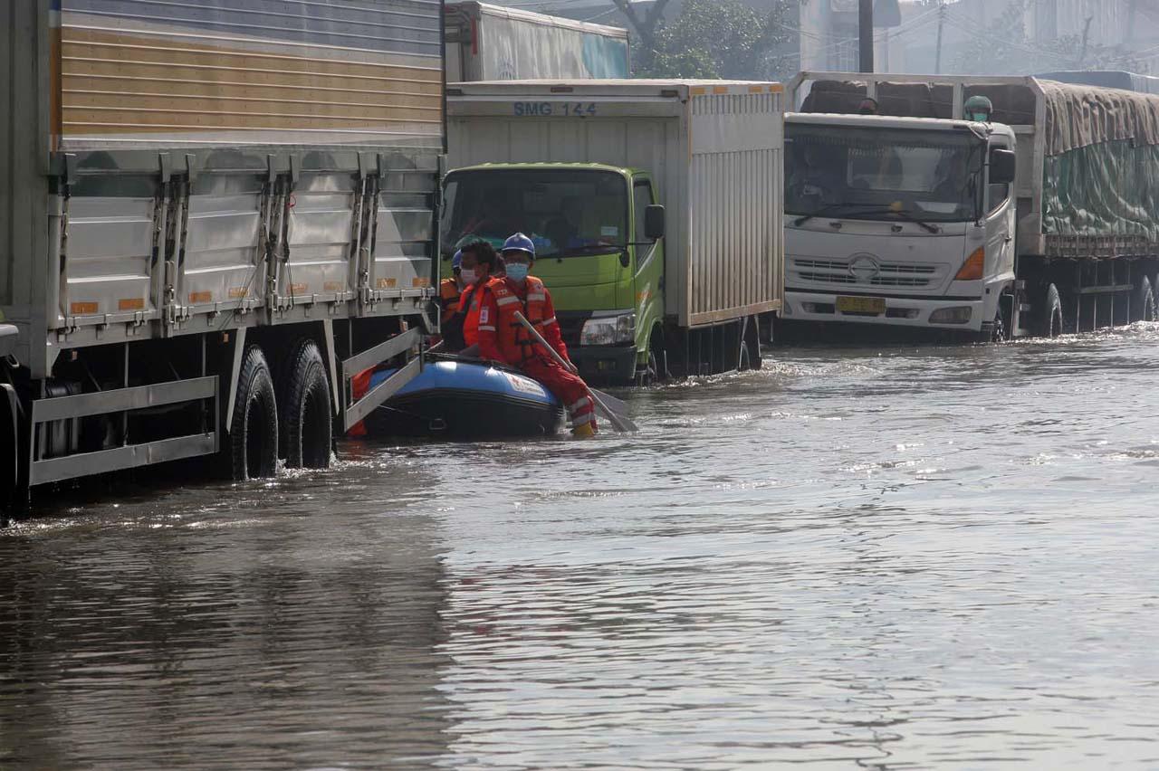 Banjir Kaligawe Masih...