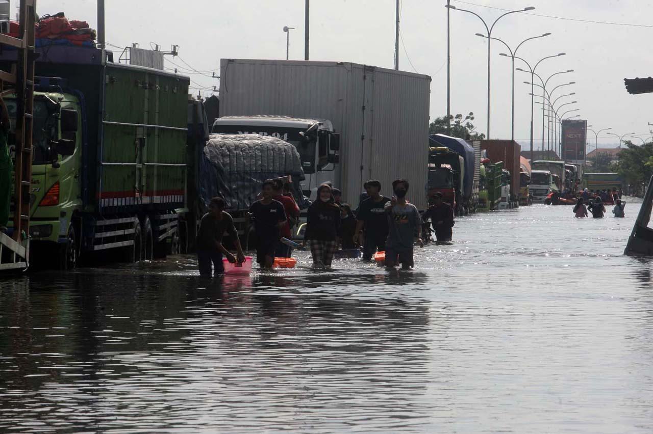 Banjir Kaligawe Masih...
