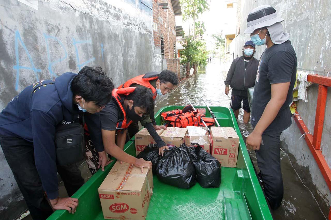 PMI dan BPBD Distribusikan...