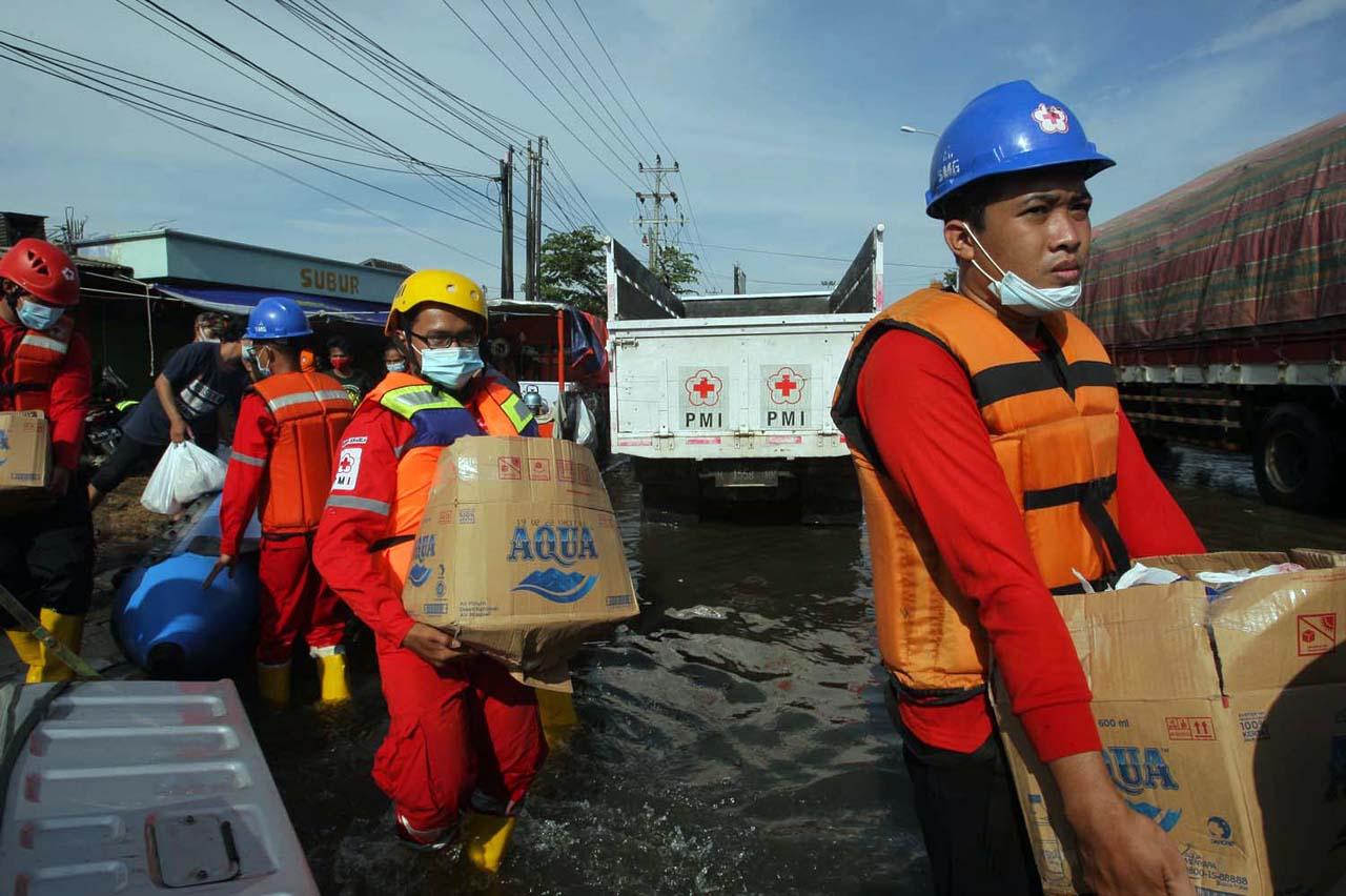 PMI dan BPBD Distribusikan...