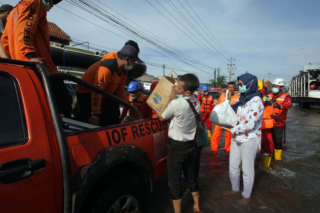 PMI dan BPBD Distribusikan...