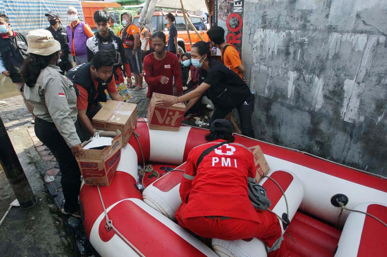PMI dan BPBD Distribusikan...