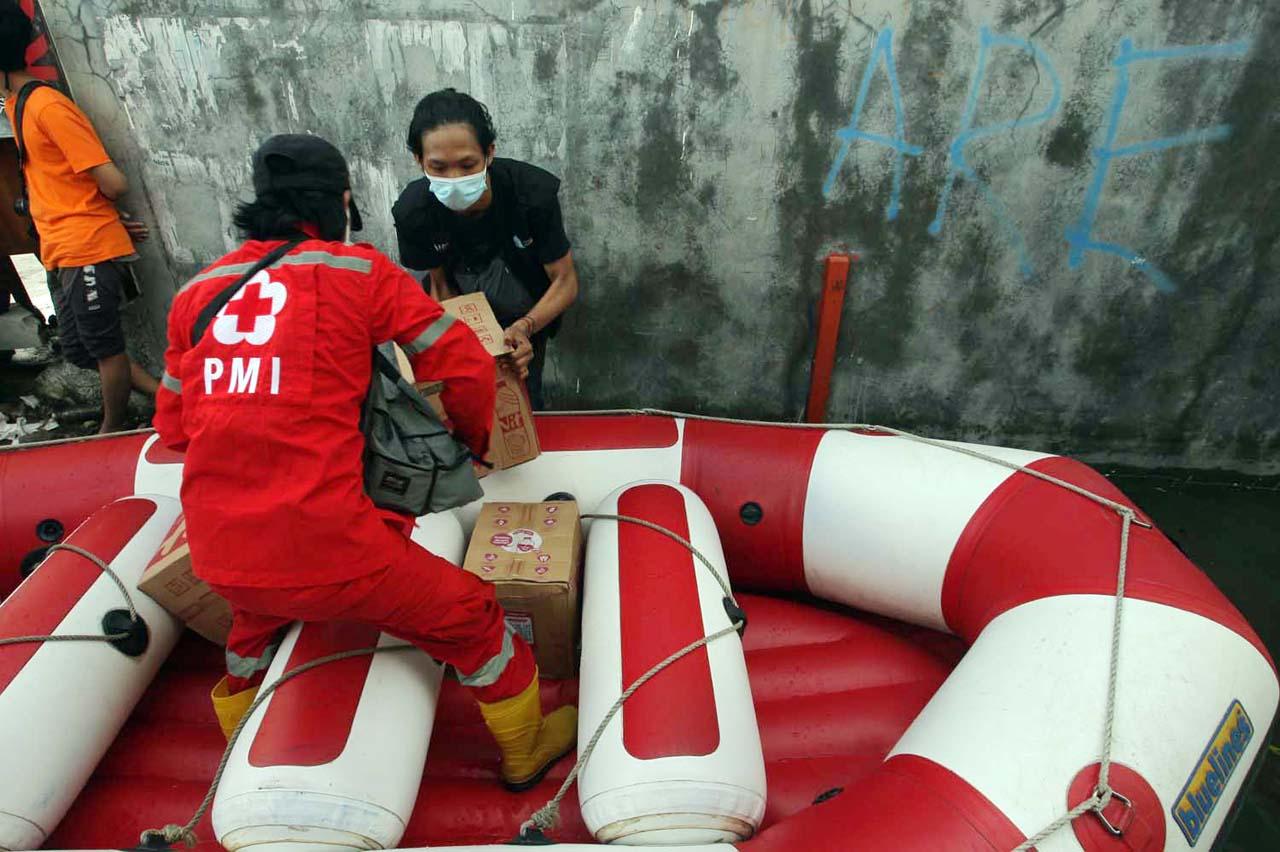PMI dan BPBD Distribusikan...