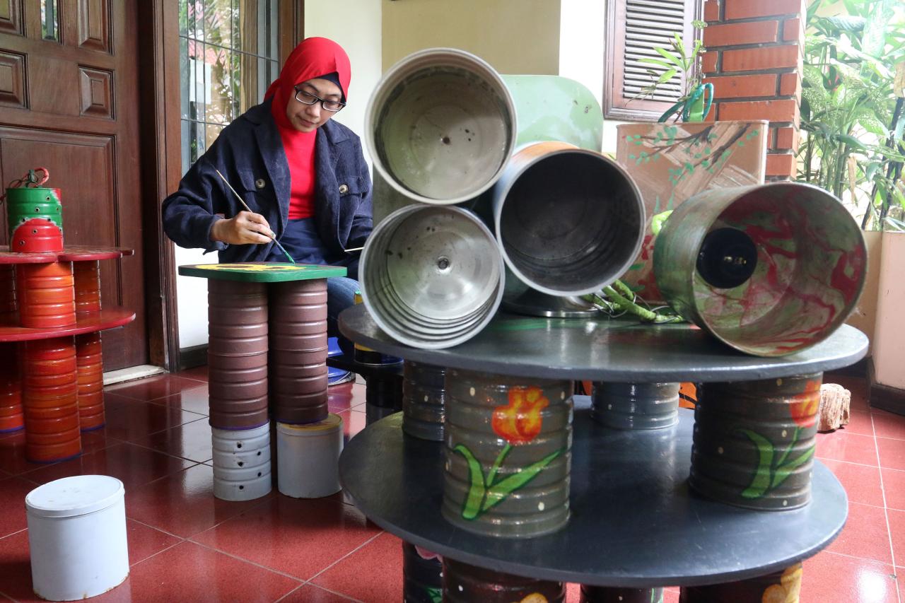 Manfaatkan Kaleng Bekas,...