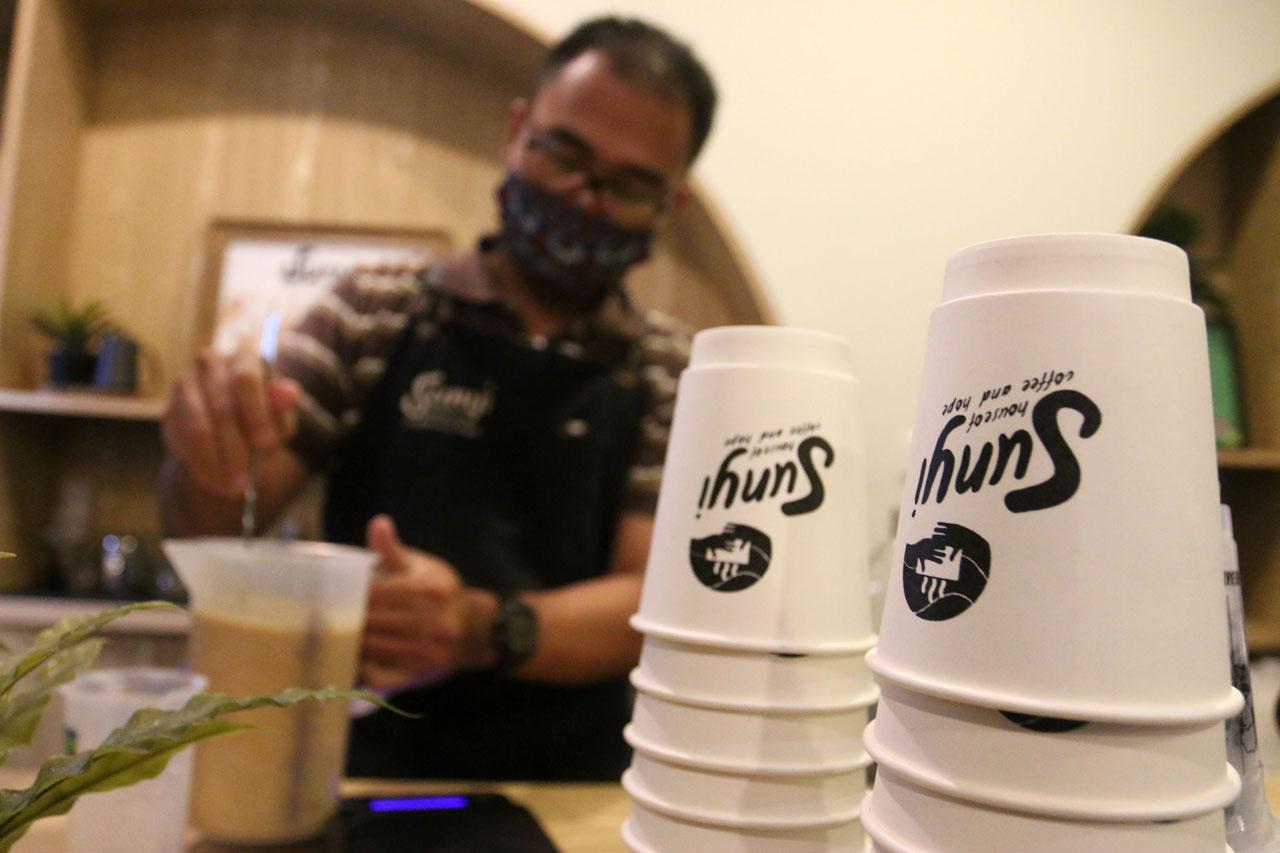 Menikmati Kopi Racikan...
