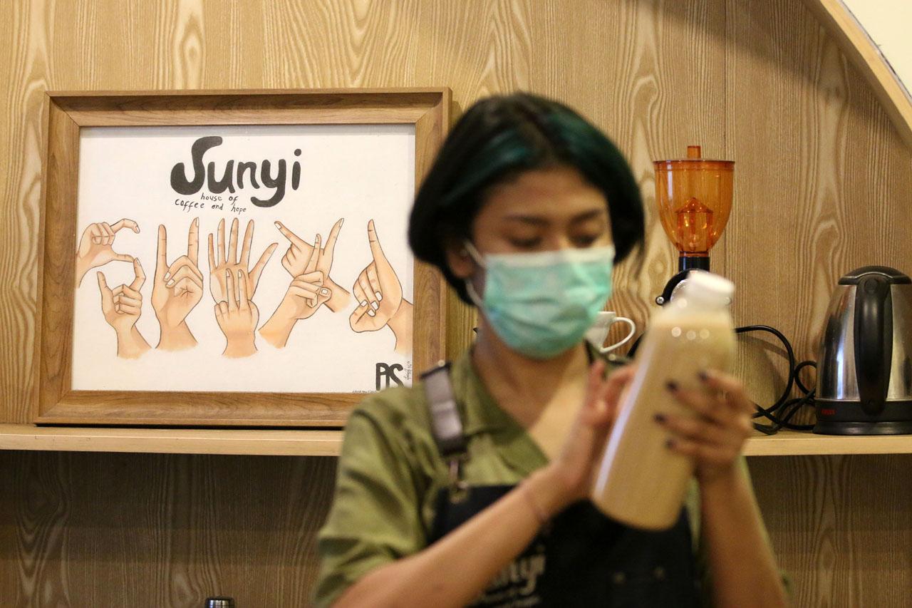 Menikmati Kopi Racikan...