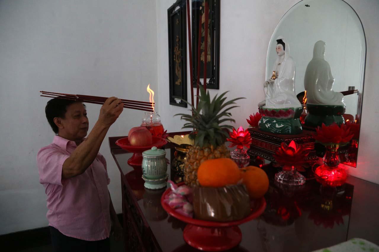 Melihat Ritual Sembahyang...