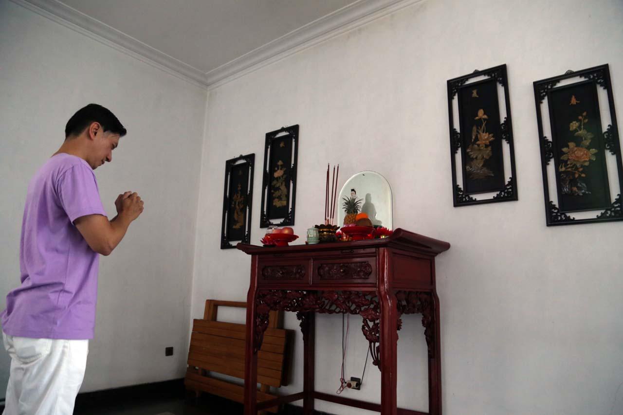 Melihat Ritual Sembahyang...