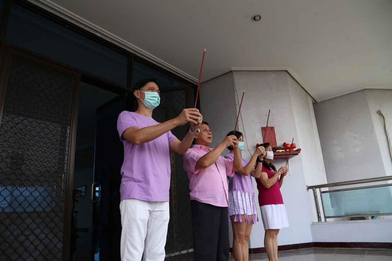 Melihat Ritual Sembahyang...