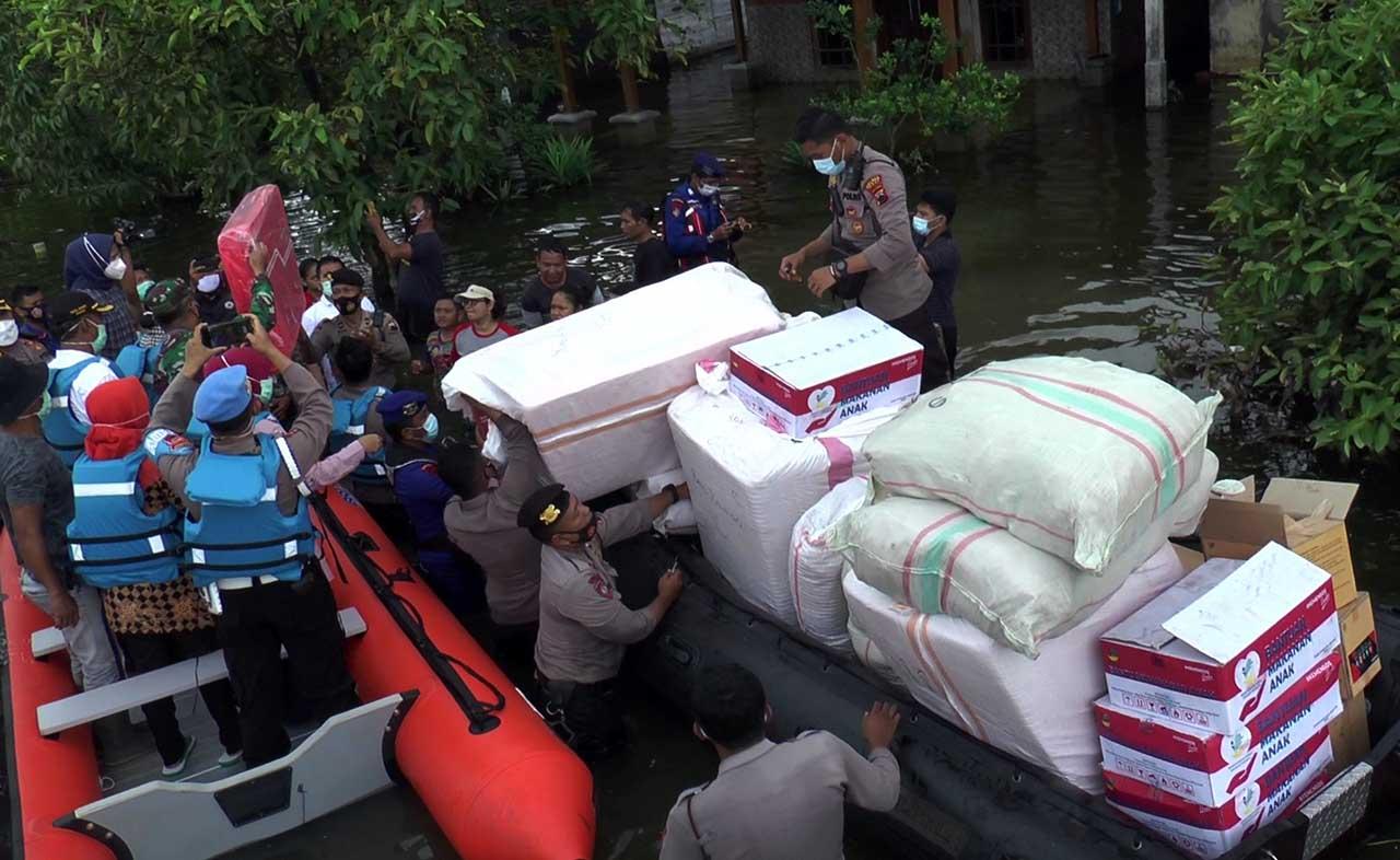 Tinjau Lokasi Banjir...