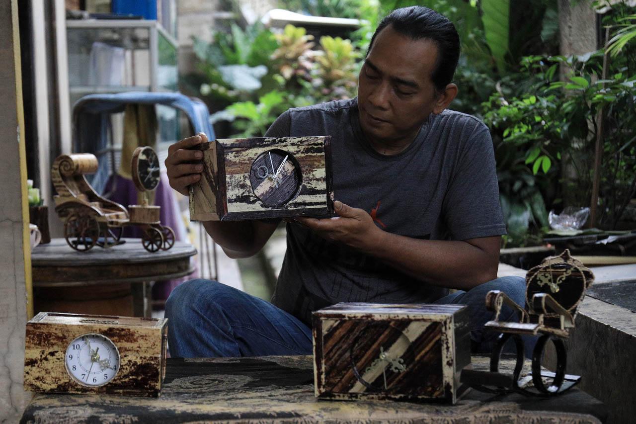 Di Tangan Perajin Ini,...