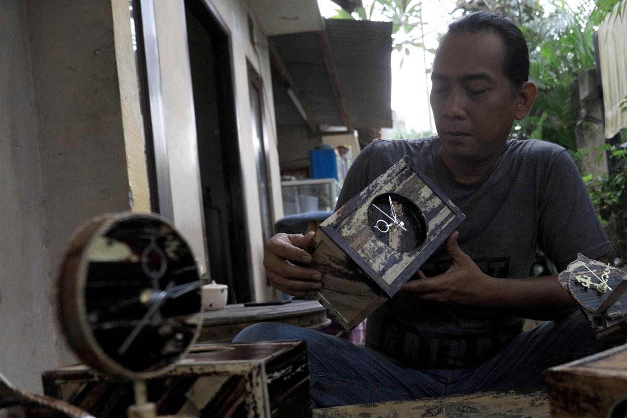 Di Tangan Perajin Ini,...