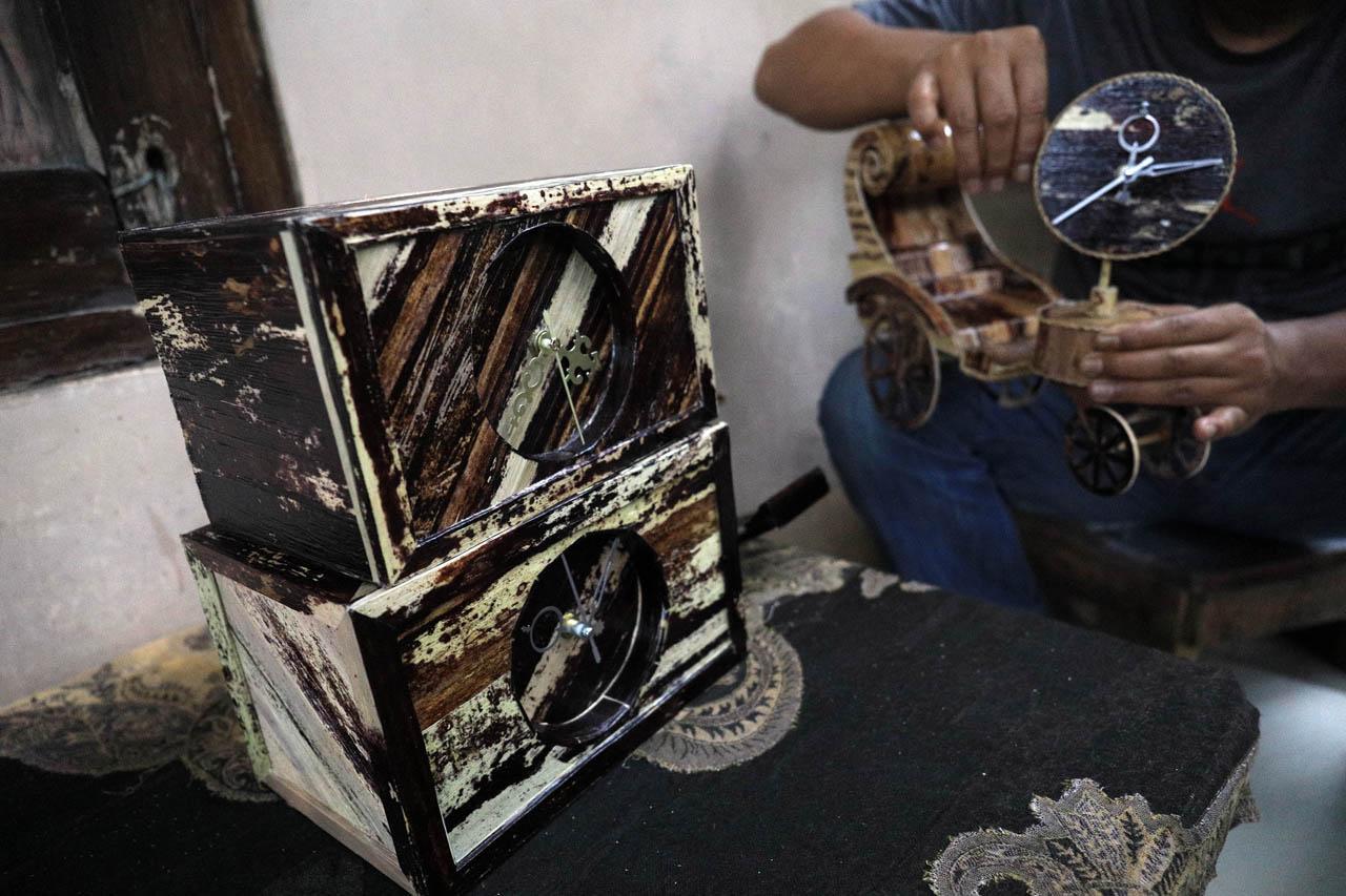 Di Tangan Perajin Ini,...