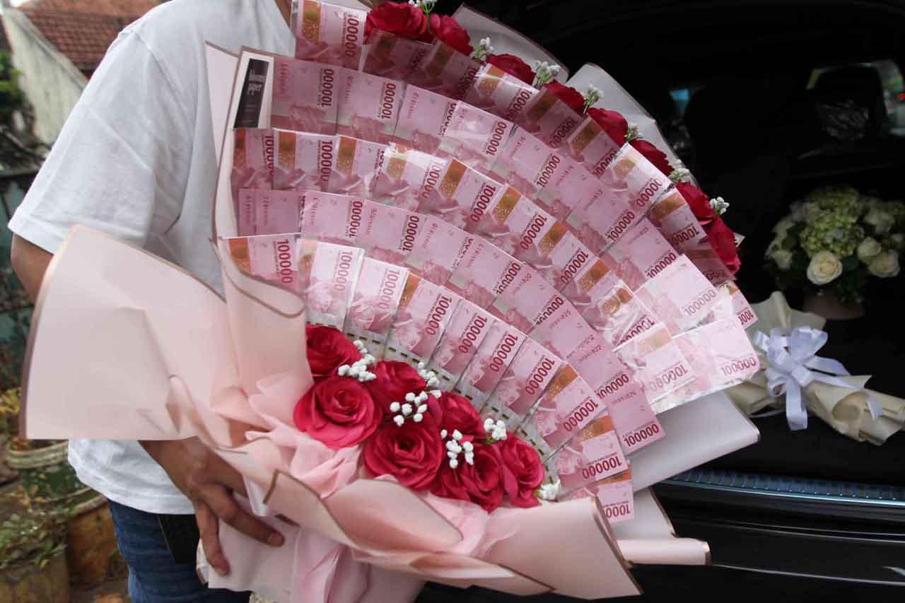 Sayang Istri, Pria Ini...