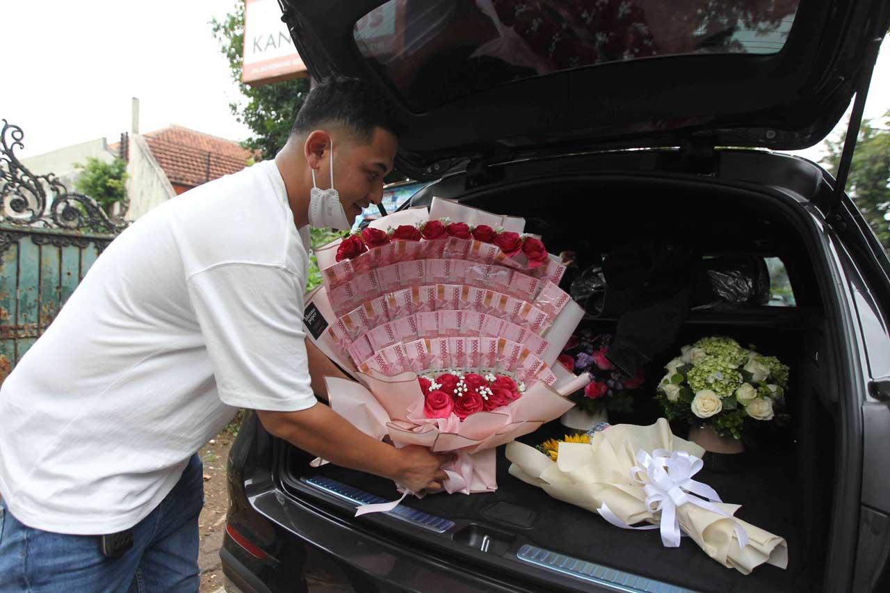 Sayang Istri, Pria Ini...