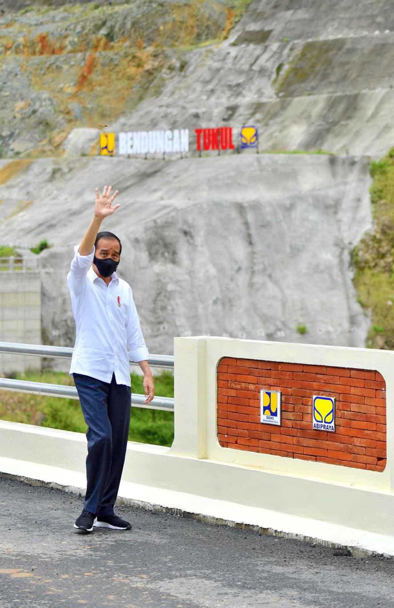 Jokowi Resmikan Bendungan...