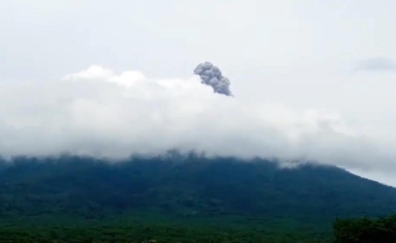 Gunung Ile Lewotolok...