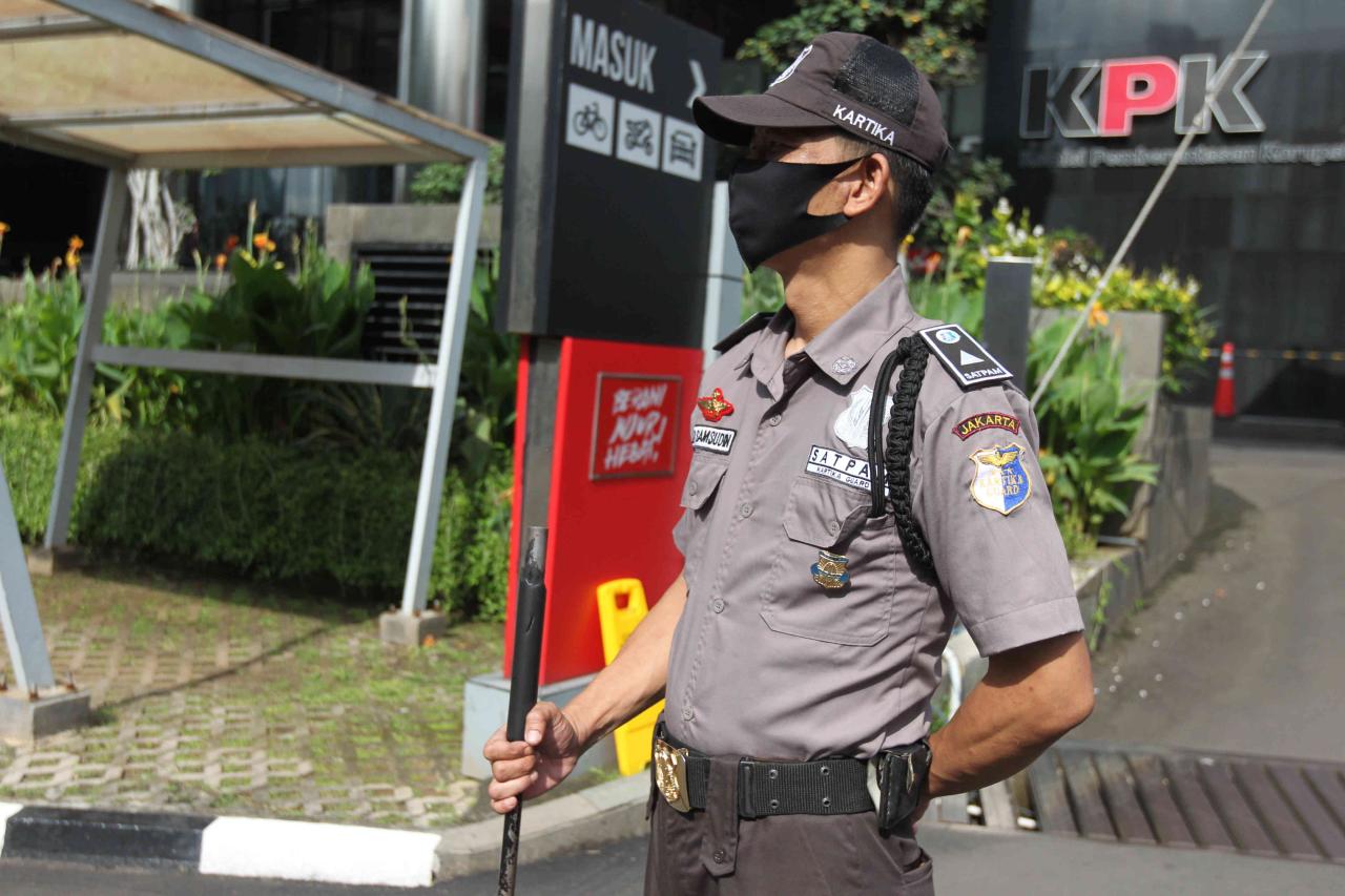 Ini Dia Penampakan Satpam...