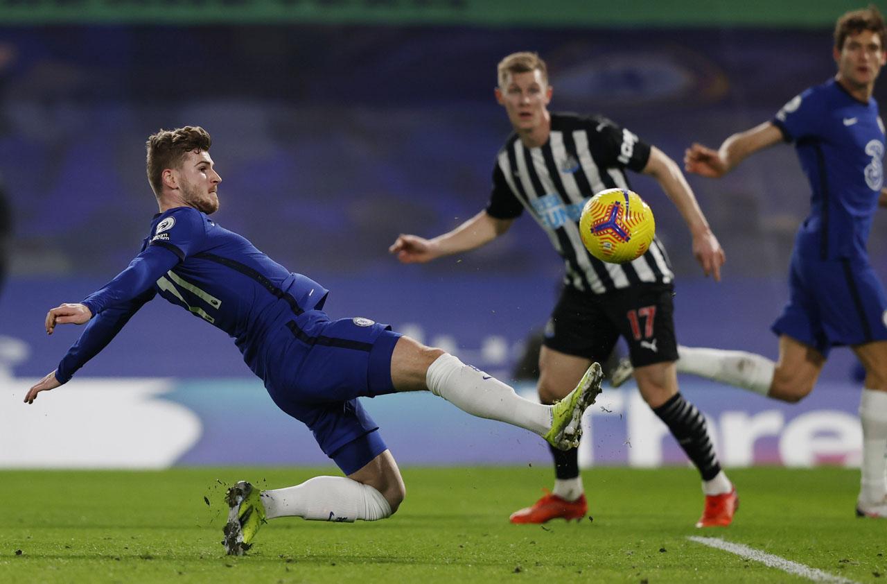 Bungkam Newcastle 2-0,...