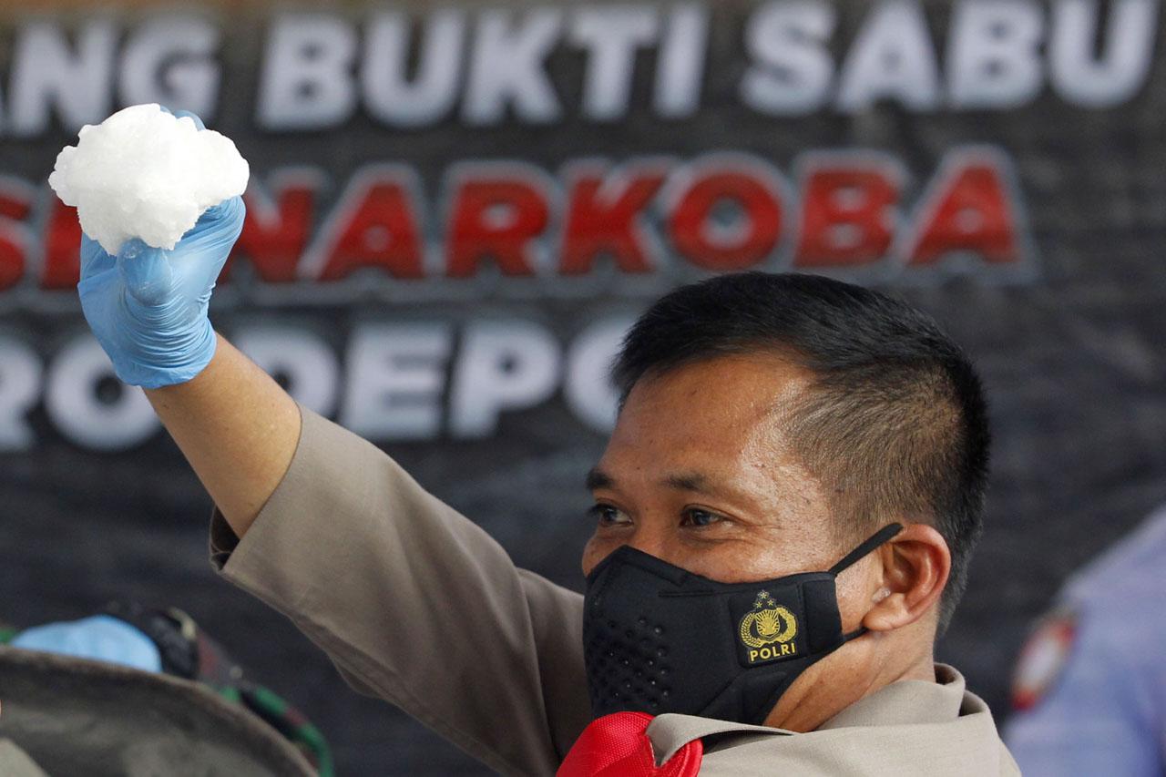 Polres Depok Musnahkan...
