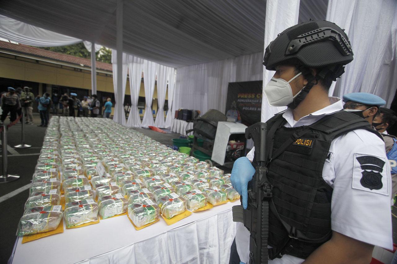 Polres Depok Musnahkan...