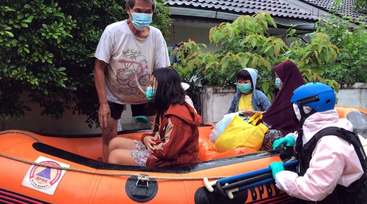 Berbaju Hazmat Lengkap,...