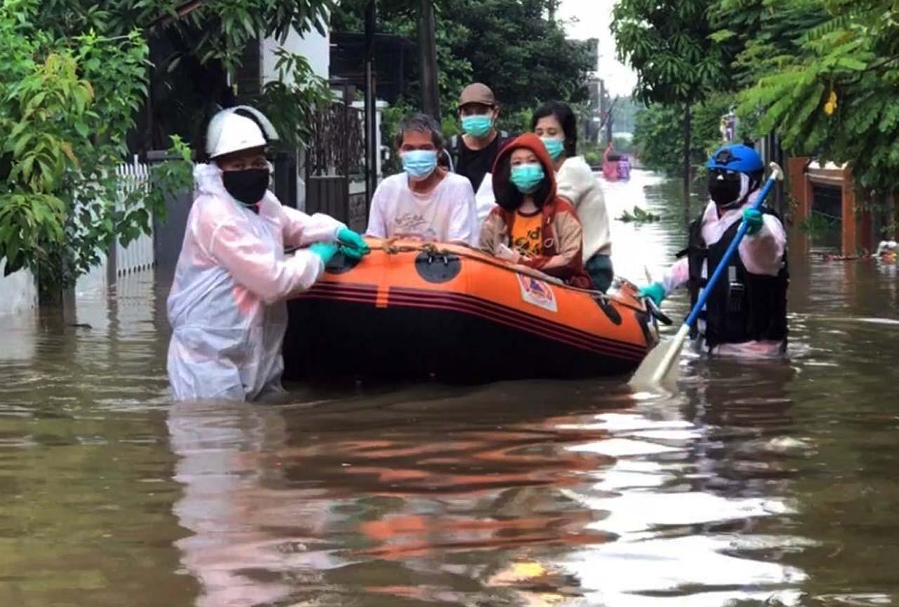 Berbaju Hazmat Lengkap,...