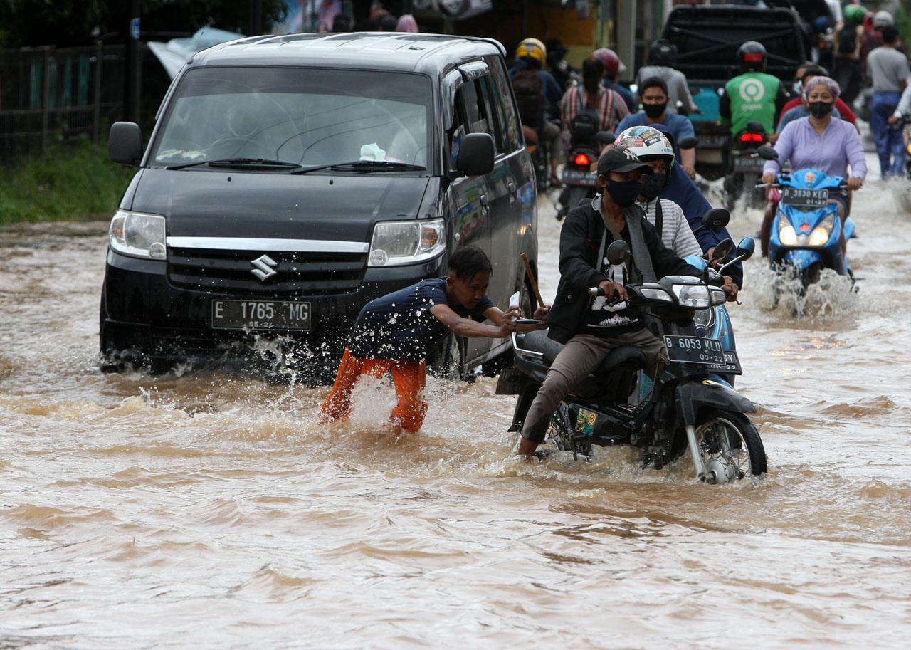 Tanggul Sungai Jebol,...