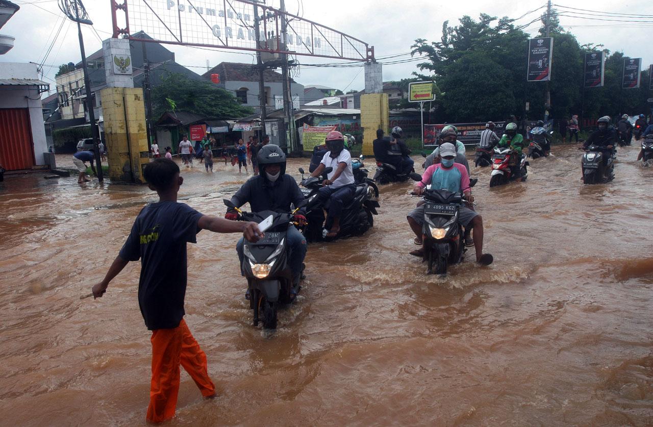 Tanggul Sungai Jebol,...