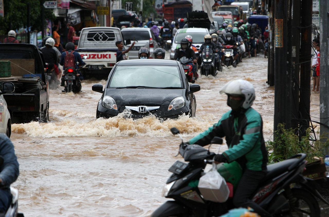 Tanggul Sungai Jebol,...