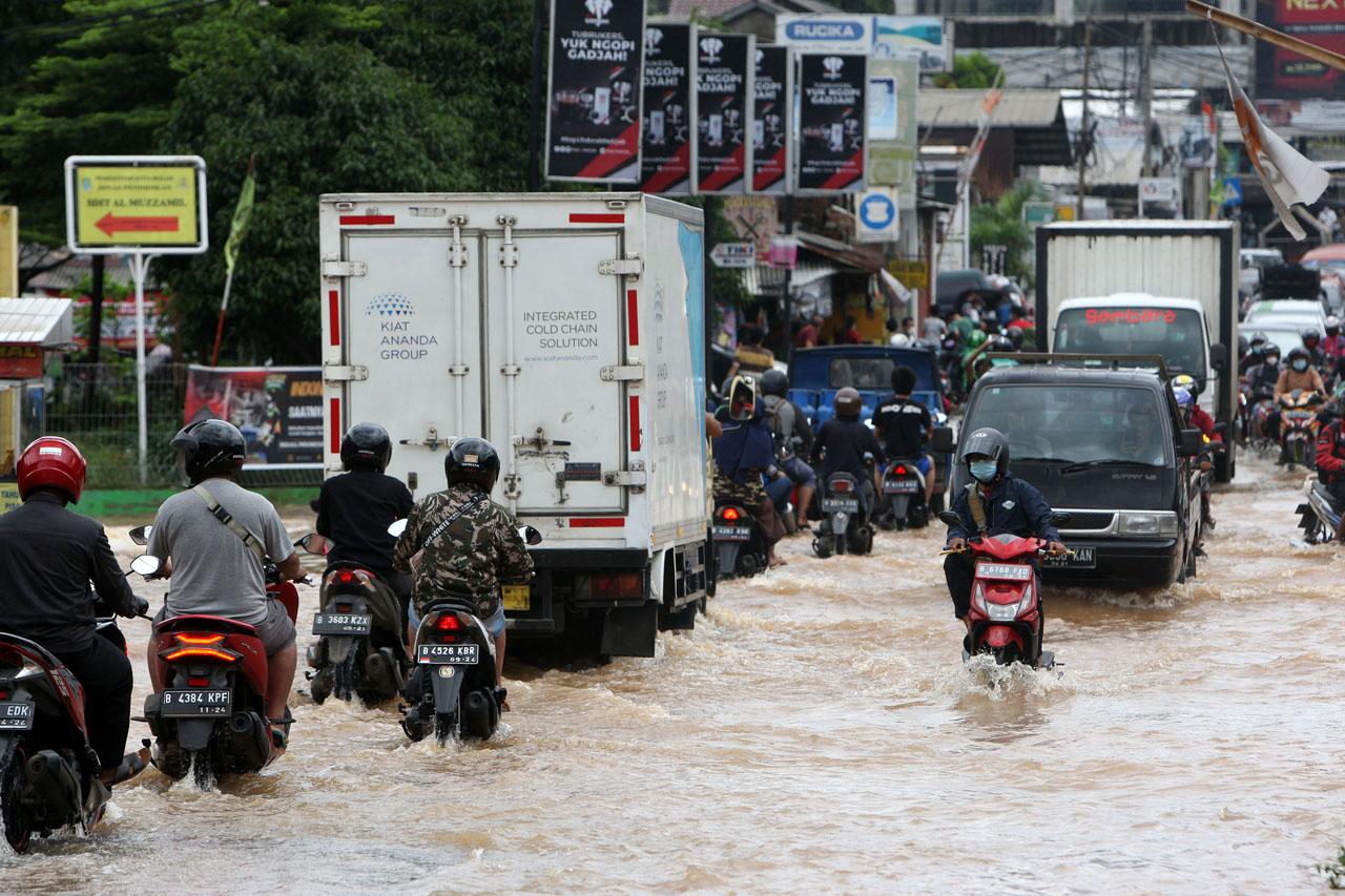 Tanggul Sungai Jebol,...
